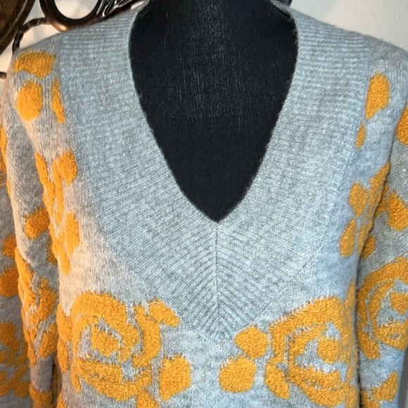 TRIBAL Woman’s V-Neck Intarsia Gray Inlay Floral Accent Sweater-Sunset Large - Picture 4 of 16